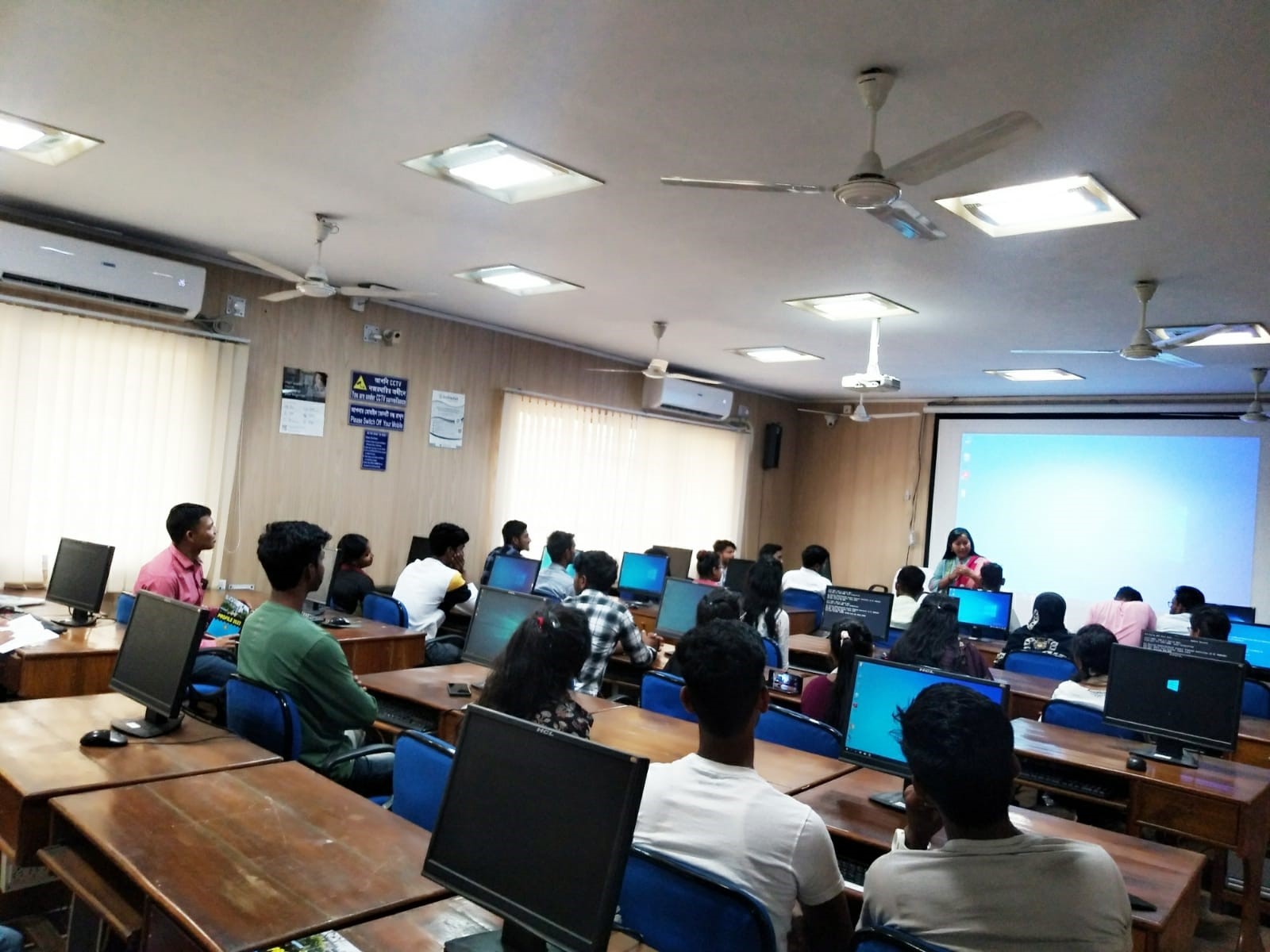 library-visit-chopra-kamala-paul-smriti-mahavidyalaya-gallery-featured